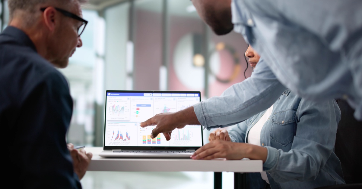 A group of people looking at an index on a screen.